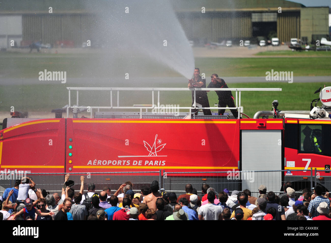 Hot weather crowd hires stock photography and images Alamy