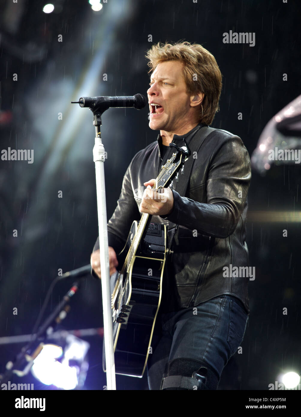 Richie sambora playing guitar jon hi-res stock photography and images -  Alamy, image size:1004x1390