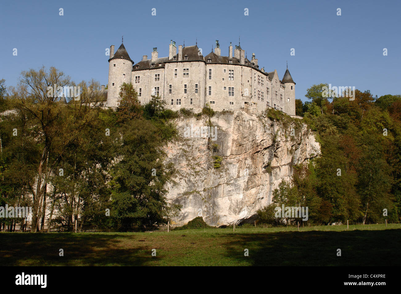 Schloss Walzin auf einem Felsen oberhalb der Lesse. Stock Photo