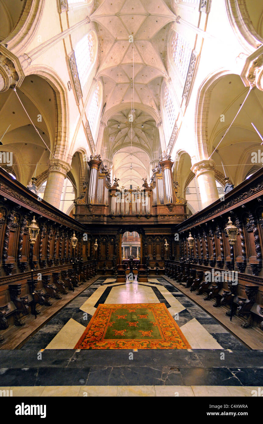 Antwerp / Antwerpen, Belgium. Sint Jakobskerk (Church; 1491-1656) Choir containing carved wooden choir stalls (17thC) and organ Stock Photo