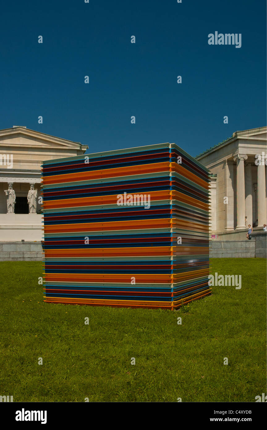 Modern sculpture on the grounds of The Albright-Knox Art Gallery Stock  Photo - Alamy