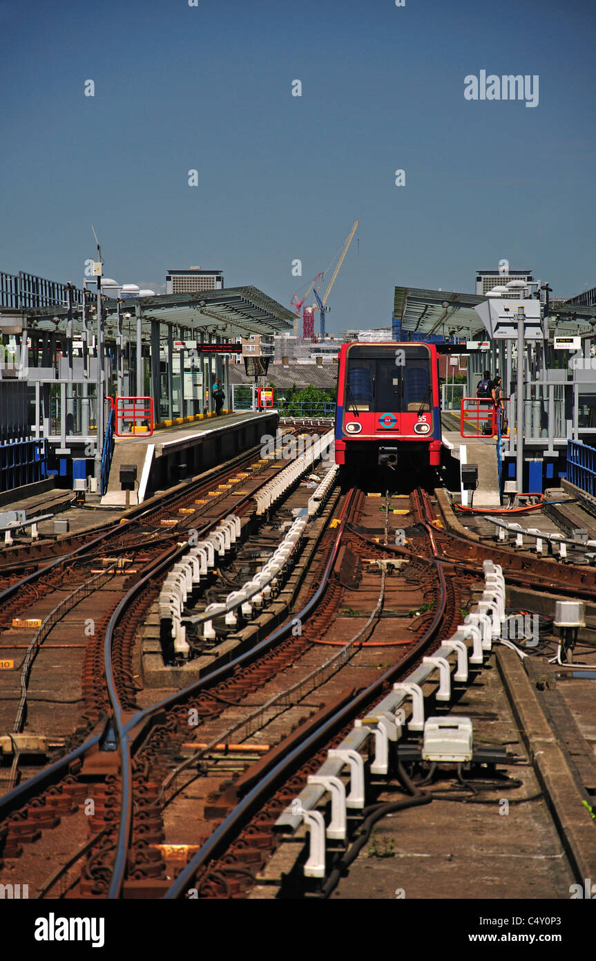 Train on tracks at Canary Wharf DLR station, Canary Wharf, Borough of Tower Hamlets, Greater London, England, United Kingdom Stock Photo