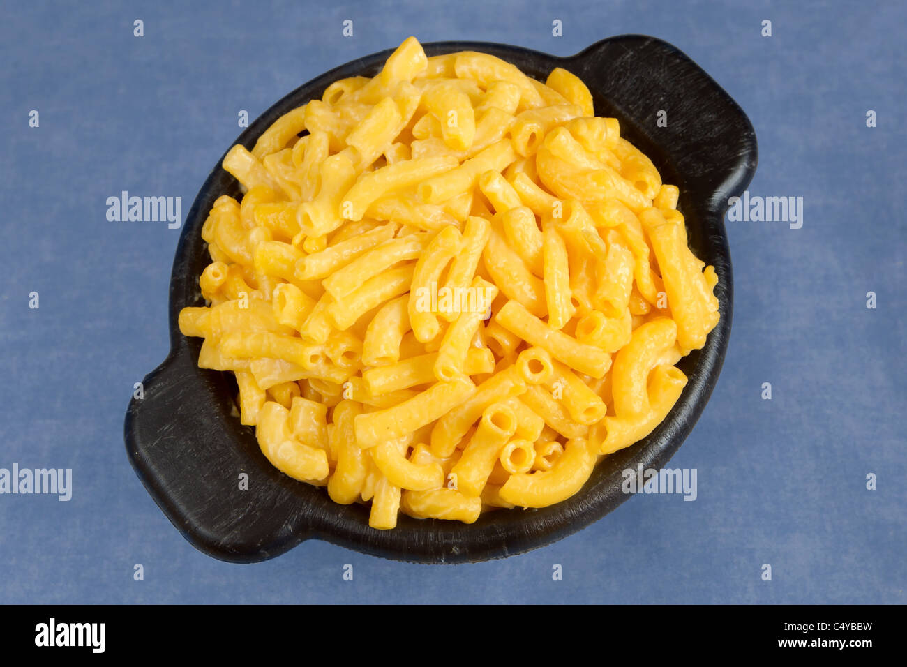 bowl of macaroni and cheese over a blue background Stock Photo