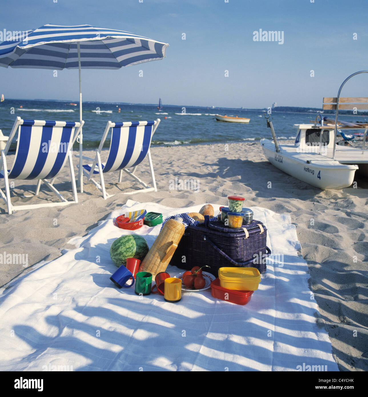 Picnic on the beach hi-res stock photography and images - Alamy