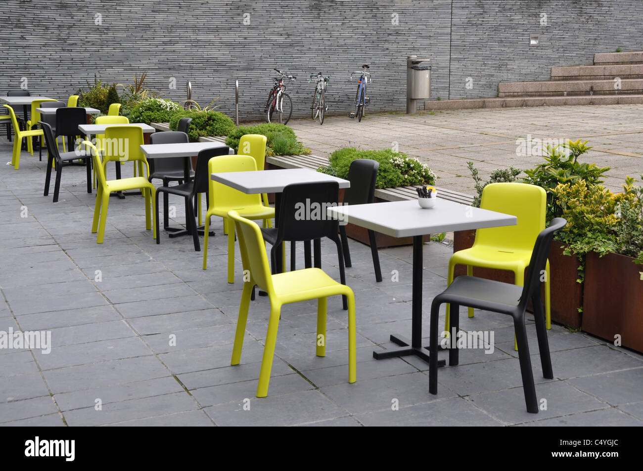 Plastic restaurant chairs hi-res stock photography and images - Alamy