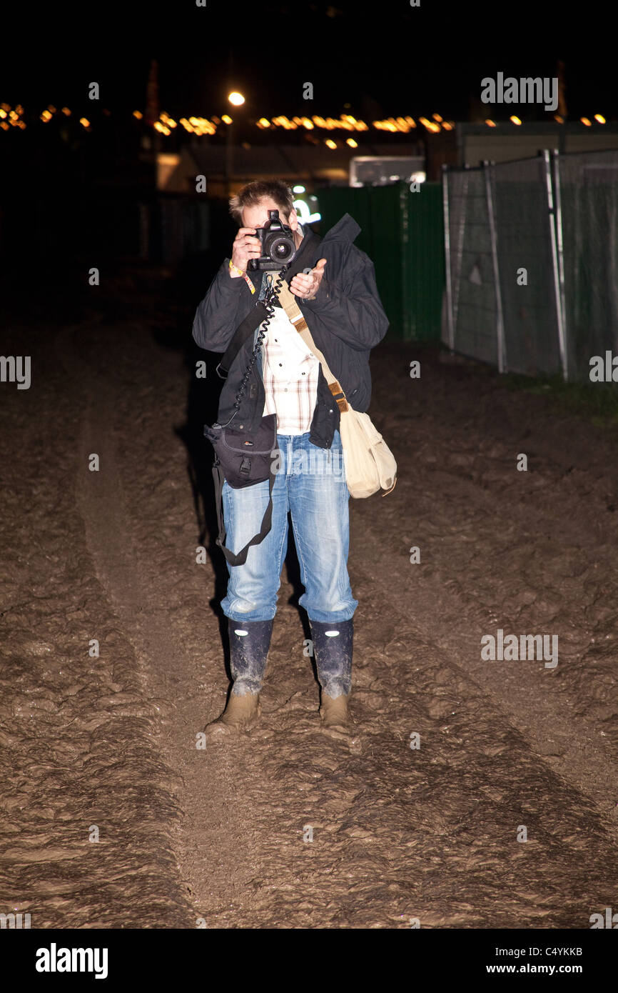 Photographer Jonathan Proctor hard at work at the Glastonbury Festival 2011 Stock Photo