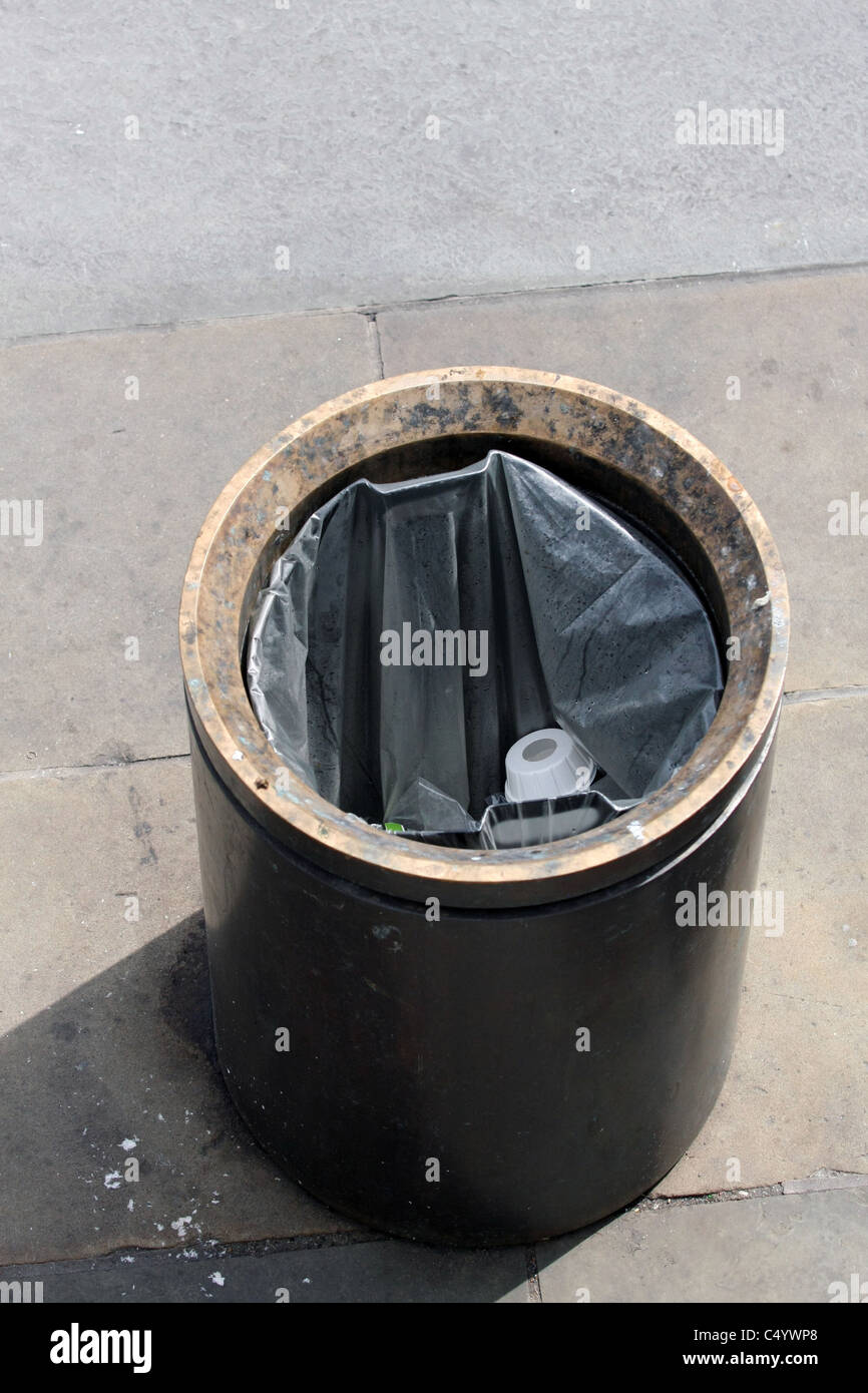 Waste bin hi-res stock photography and images - Alamy