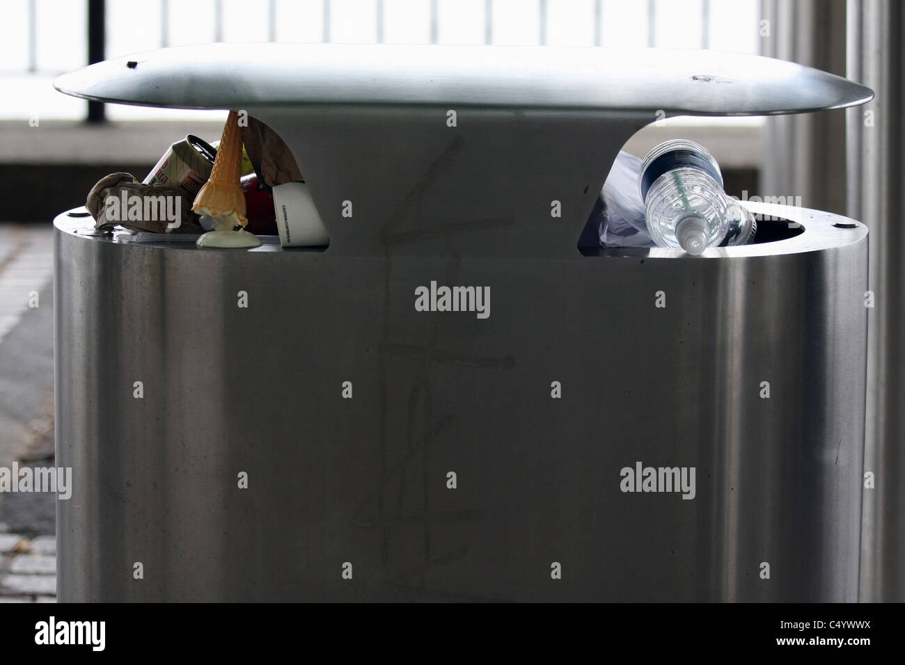 Full litter bin hi-res stock photography and images - Alamy