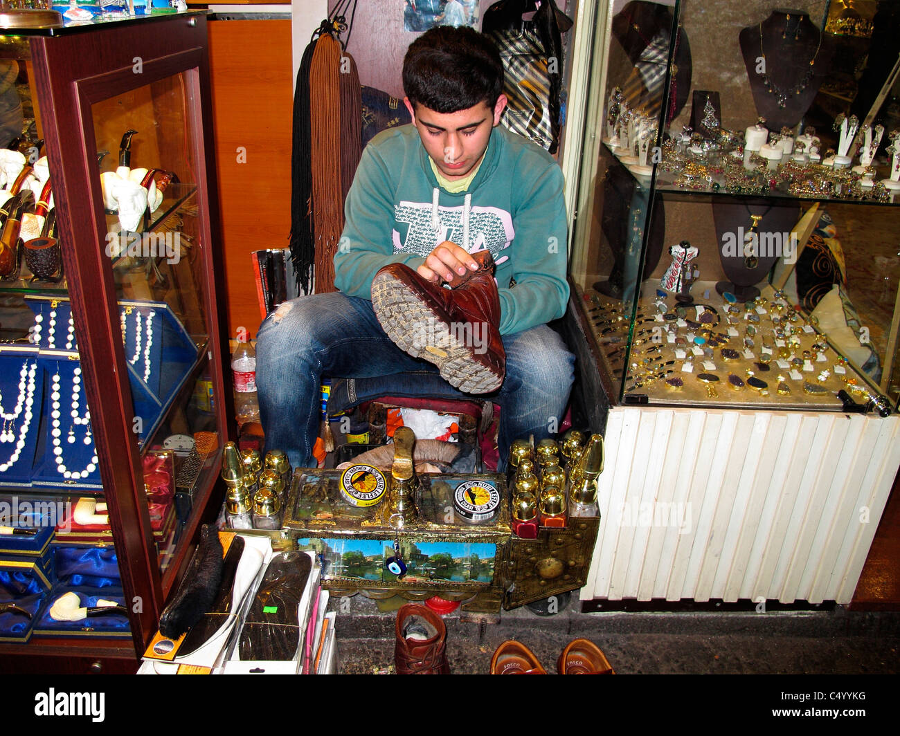Turkey Istanbul Sultanahmet old town shoe shiner Stock Photo