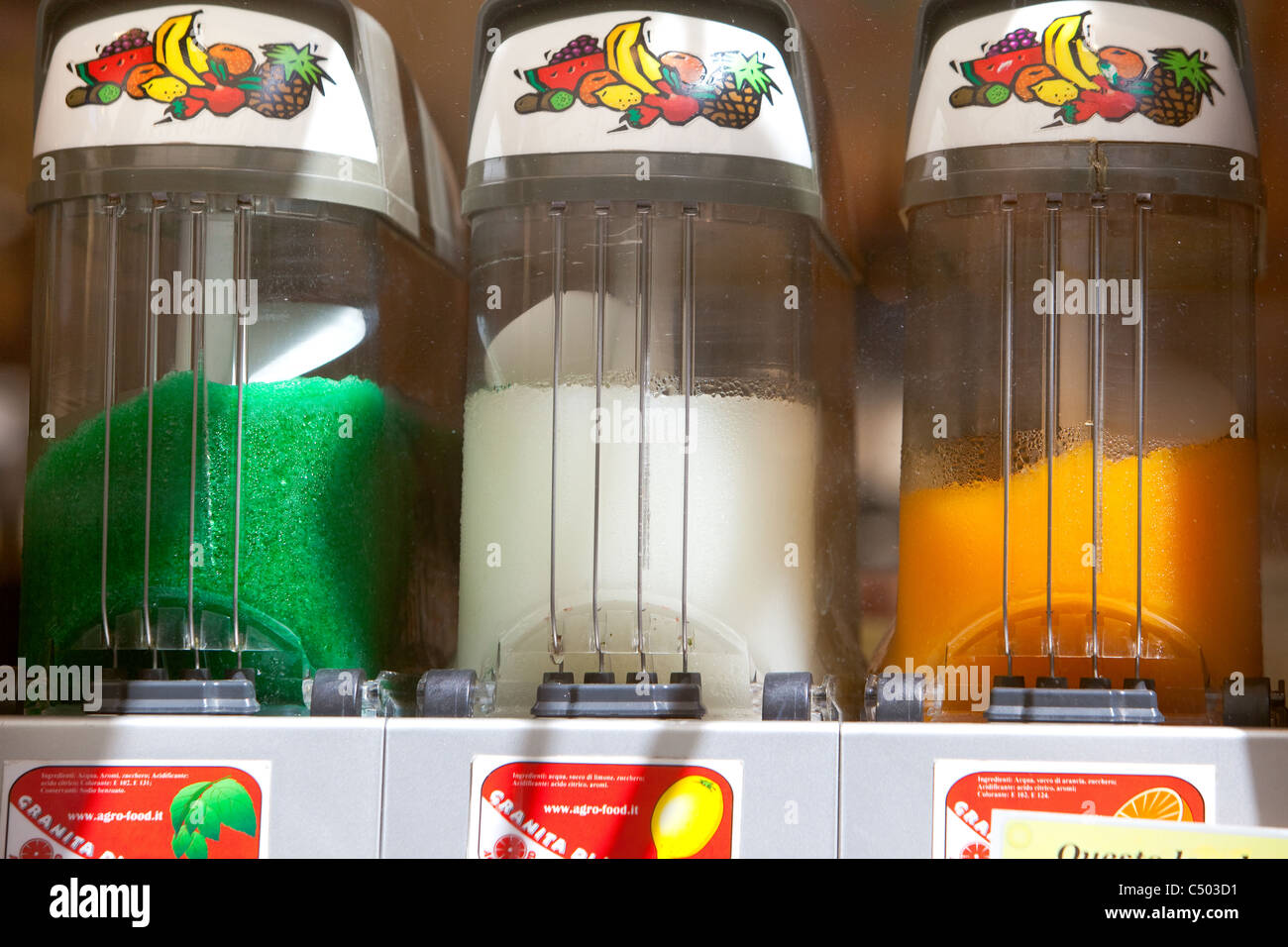 Ice for cooling drinks hi-res stock photography and images - Alamy