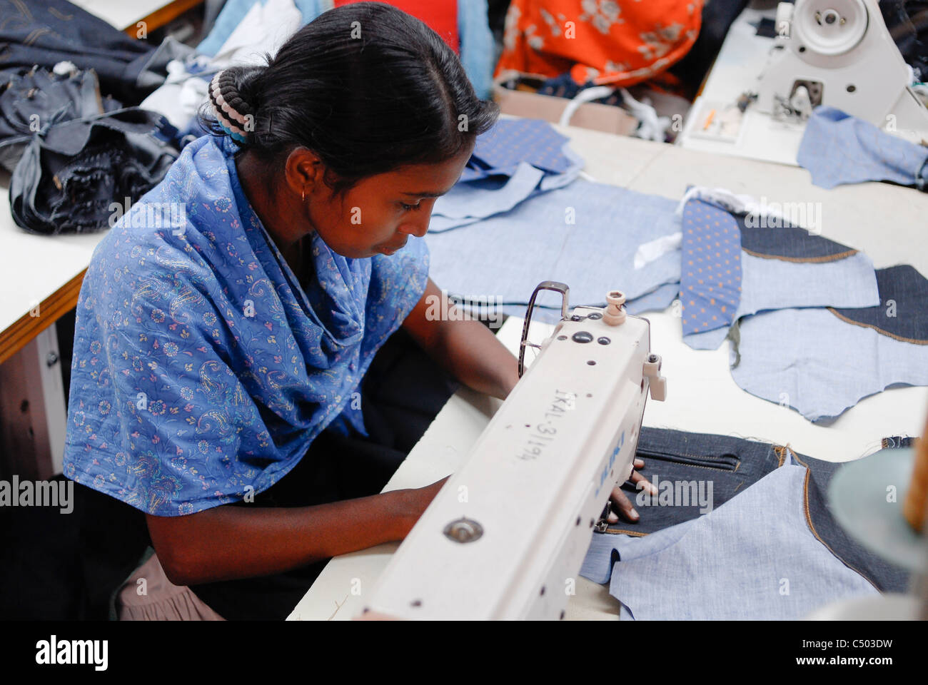 Dhaka bangladesh sewing machine hires stock photography and images Alamy