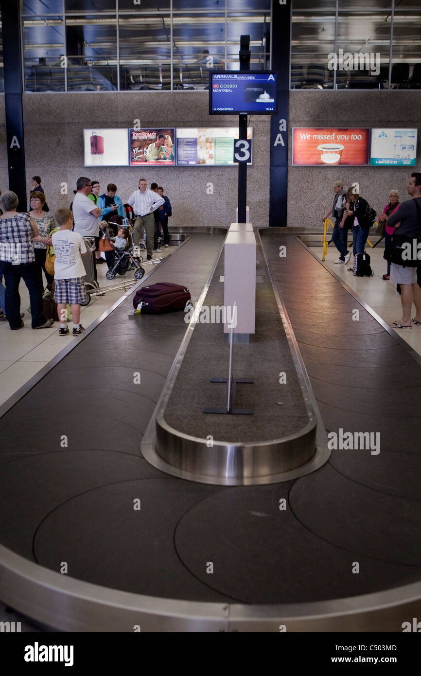 Baggage carousel hires stock photography and images Alamy