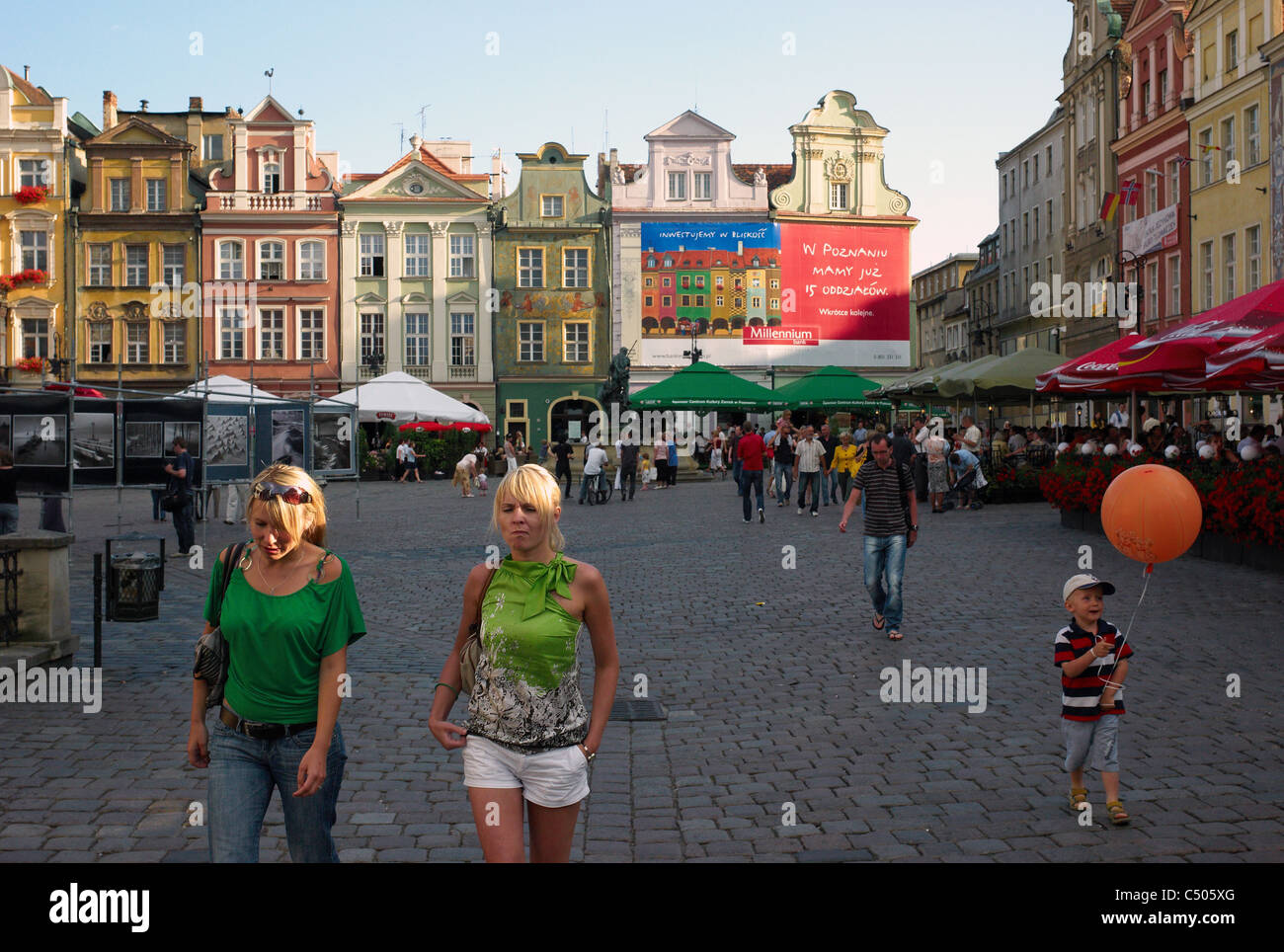 Street cafes and tourists in the Old Market Square in Poznan, Poland Stock Photo