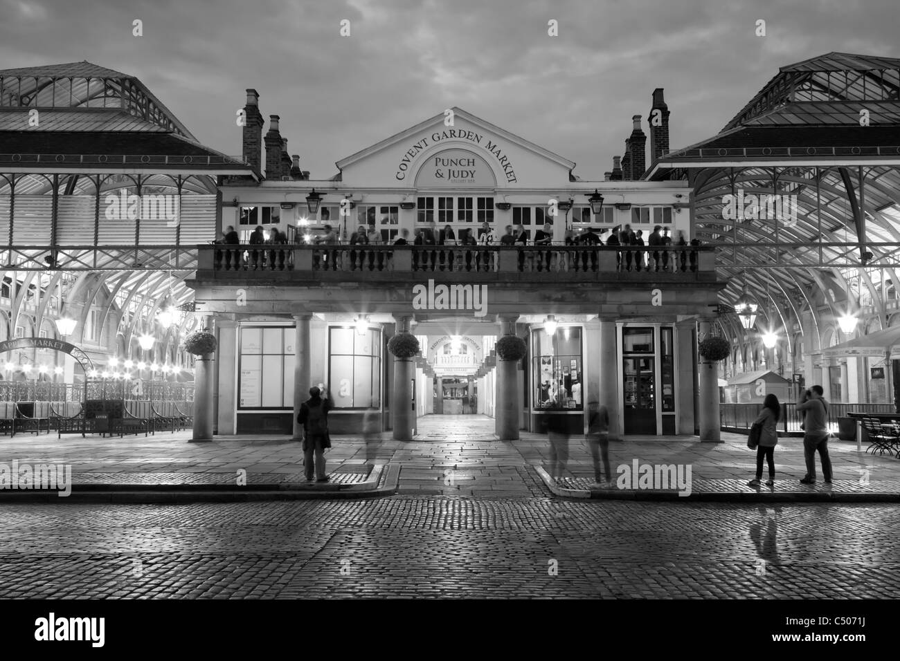 the-covent-garden-piazza-at-night-london-england-stock-photo-alamy