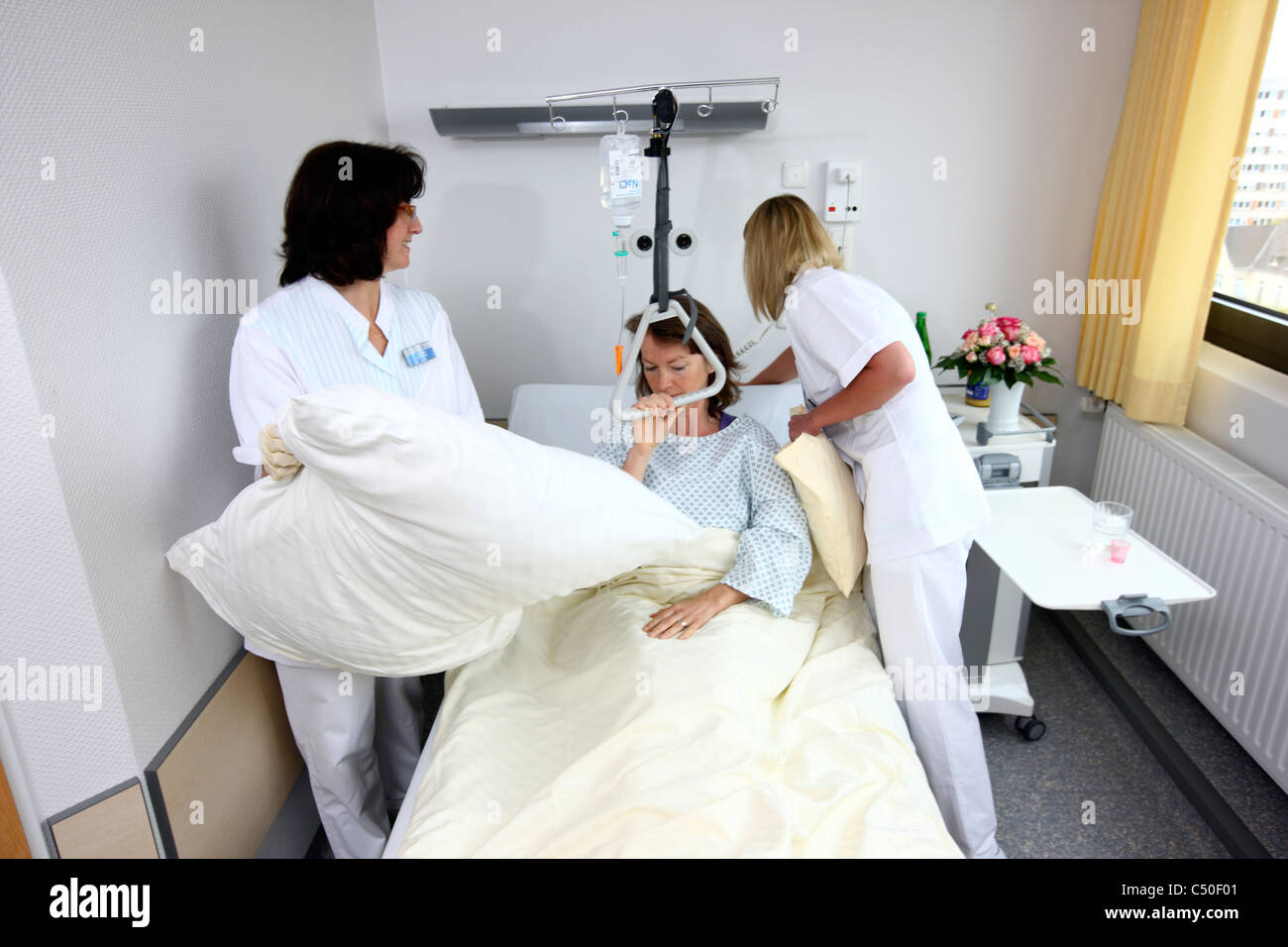 Nurses making bed hires stock photography and images Alamy
