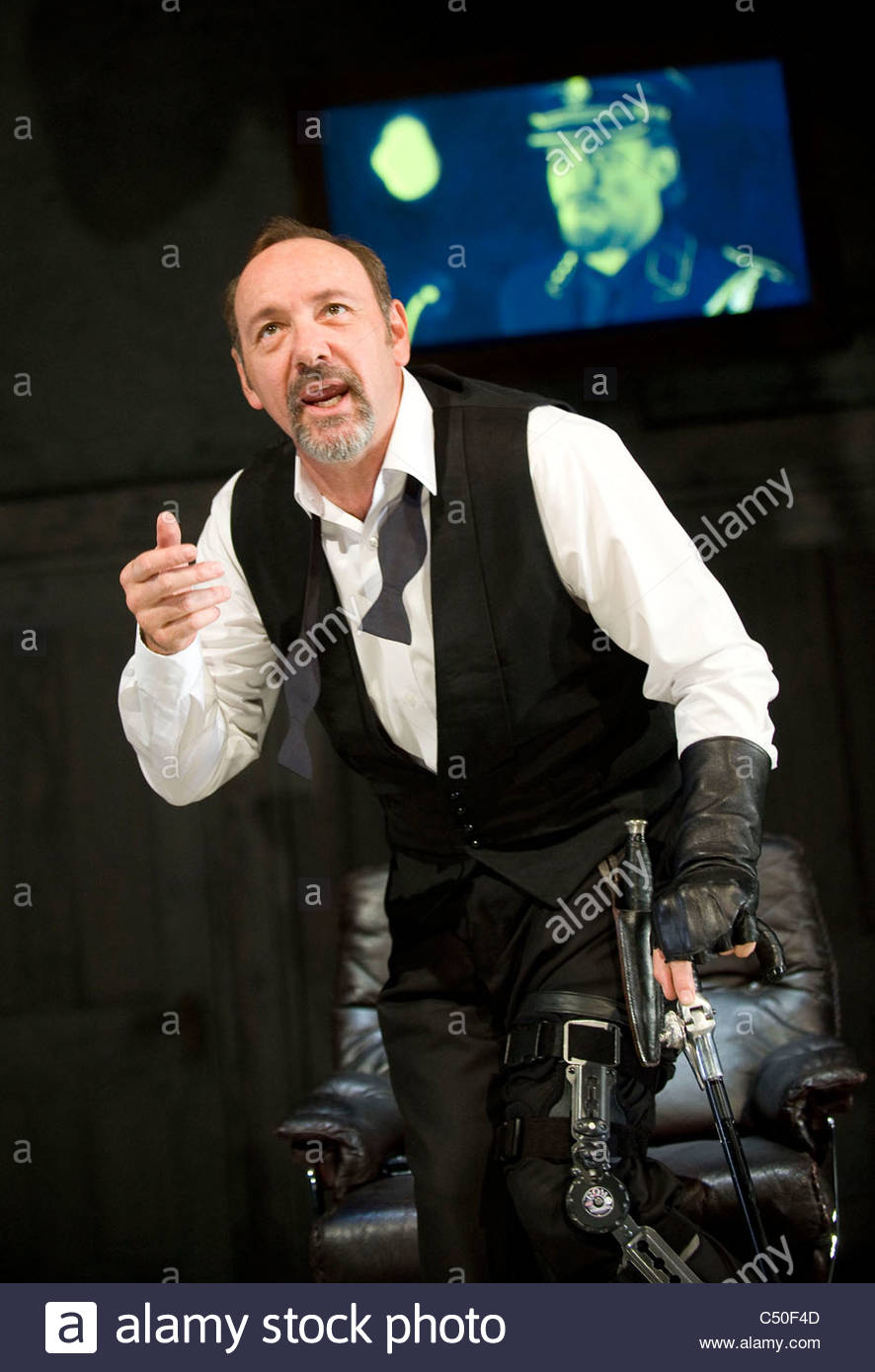 a comparison of looking for richard by al pacino and richard iii by william shakespeare Shakespeare’s king richard iii and al pacino’s 1996 documentary ‘looking for richard’ enhance a deeper understanding of ambition and identity through depicting explicit connections between each text and their audience. a comparison of looking for richard by al pacino and richard iii by william shakespeare Shakespeare’s king richard iii and al pacino’s 1996 documentary ‘looking for richard’ enhance a deeper understanding of ambition and identity through depicting explicit connections between each text and their audience.