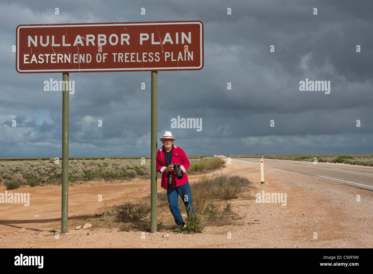 Sign on the highway at the eastern end of the Nullarbor Plain in South Australia Stock Photo