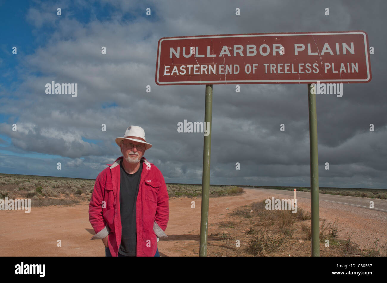 Sign on the highway at the eastern end of the Nullarbor Plain in South Australia Stock Photo