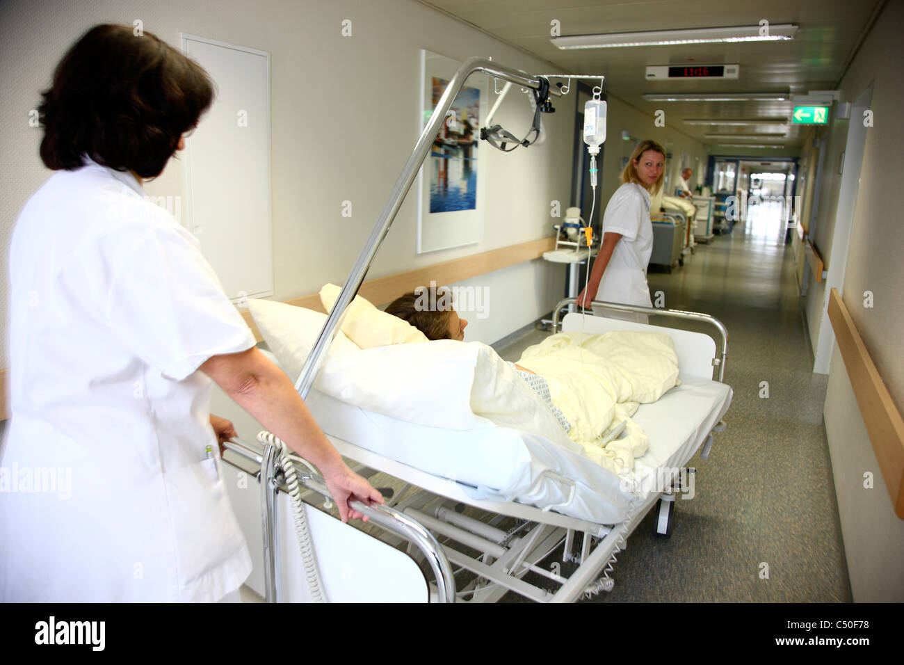 Nurses moving hospital bed hires stock photography and images Alamy