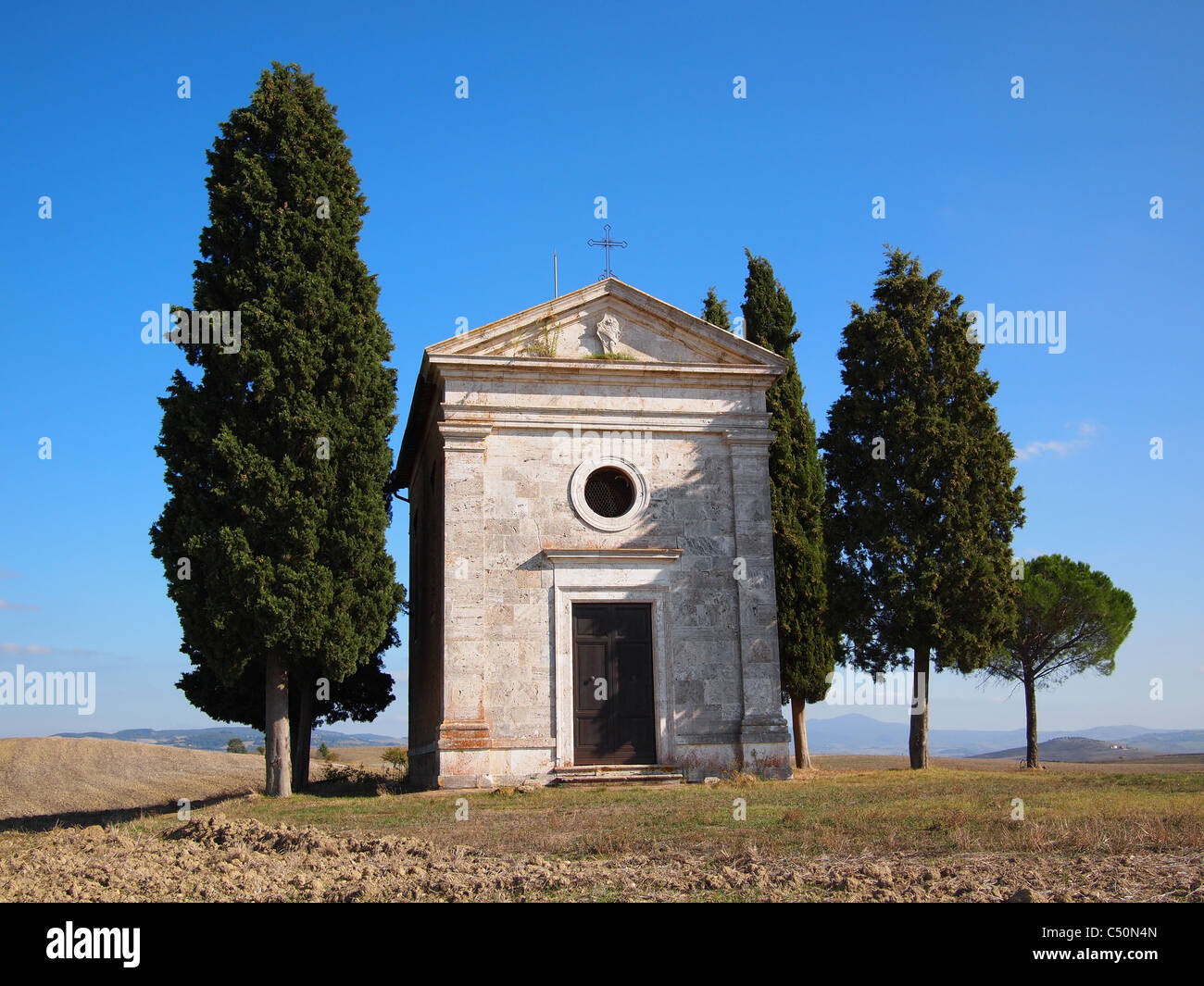 Cappella di Vitaleta with cypresses between San Quirico d’Orcia and Pienza in the Val d’Orcia in Tuscany, Italy. Stock Photo