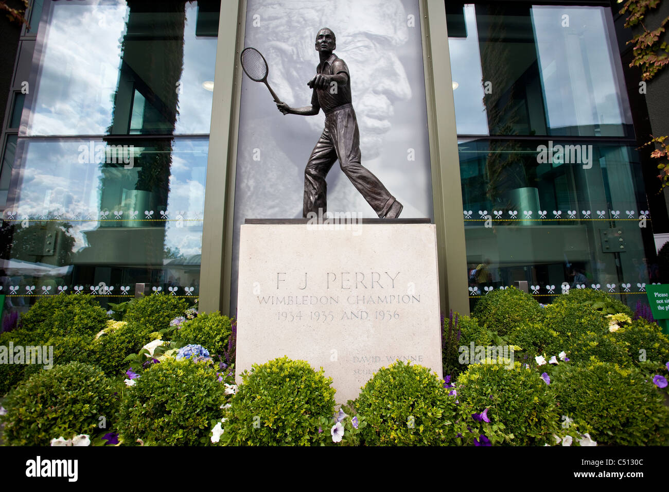 The Wimbledon Tennis Championships, Fred Perry statue. Photo:Jeff Gilbert  Stock Photo - Alamy