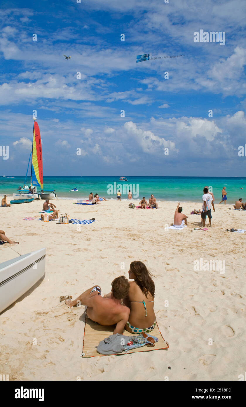 Menschen Am Strand Von Playa Del Carmen Yukatan Mexiko People At The Sandy Beach Playa Del Carmen Yucatan Mexico Stock Photo Alamy