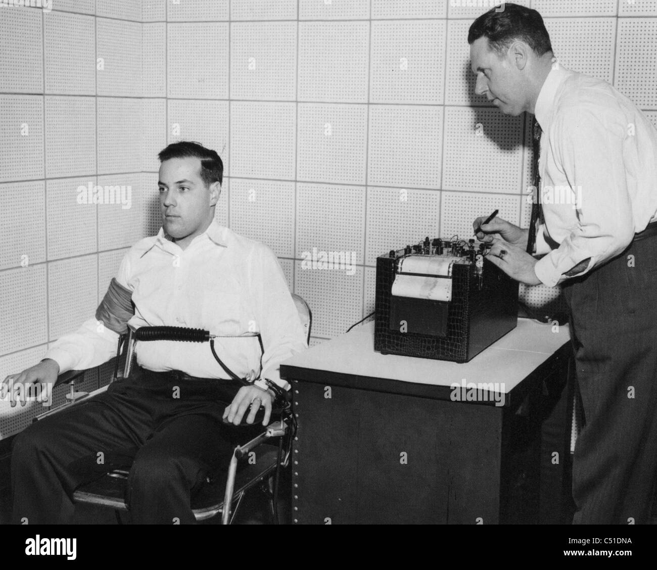 LIE DETECTOR John Larson at right demonstrating his 'polygraph' lie detector machine at Northwestern University about 1936 Stock Photo