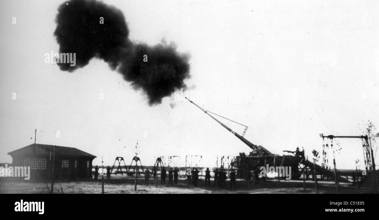 BIG BERTHA, Krupp's Howitzer L/14 bombards Paris in 1917 Stock Photo