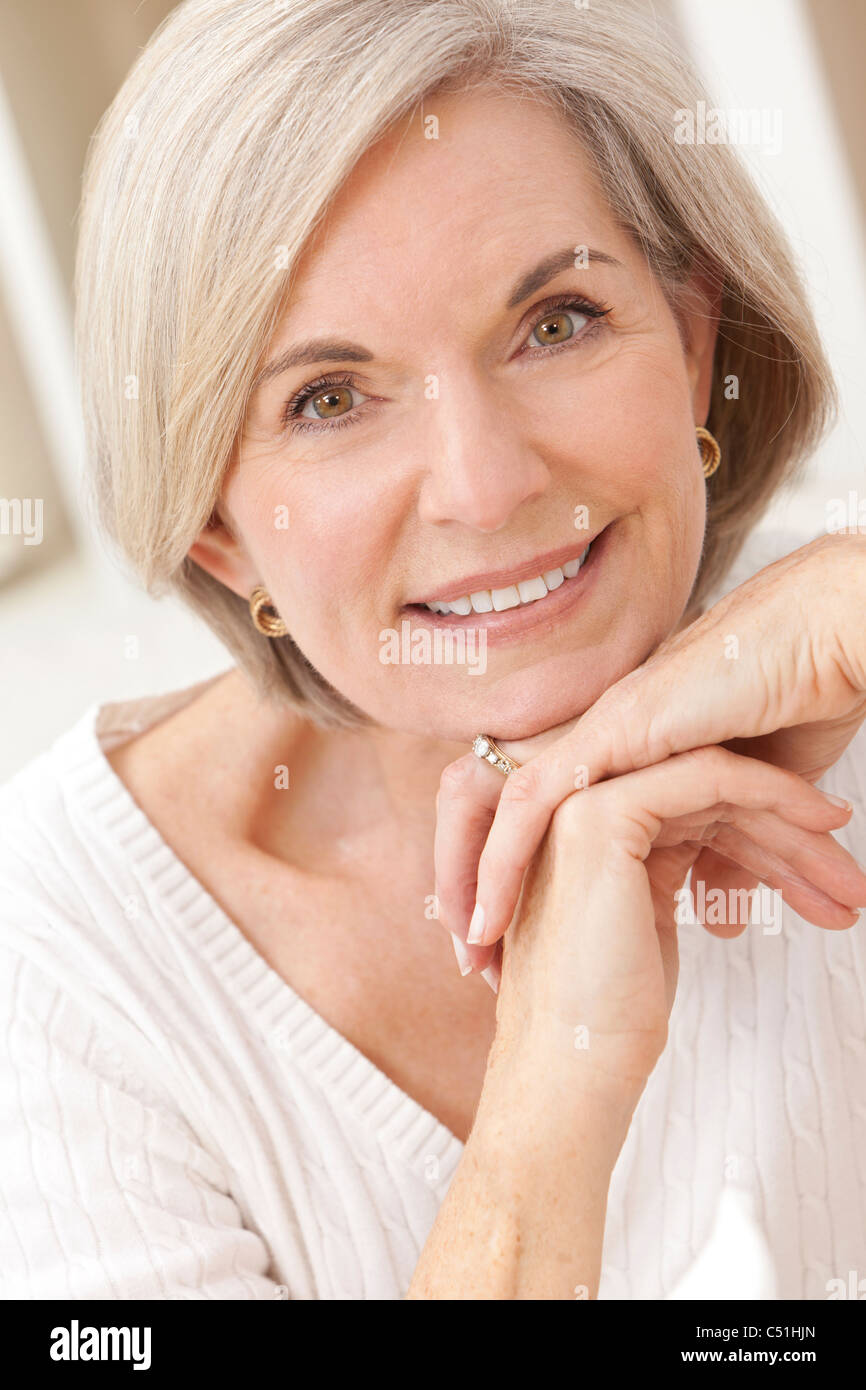 Old lady elegant hi-res stock photography and images - Alamy