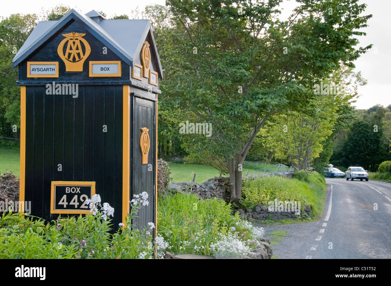 AA (Automobile Association) box 442 & yellow logo symbol (rare old historic iconic roadside phone kiosk) - A684 Aysgarth, North Yorkshire, England, UK Stock Photo