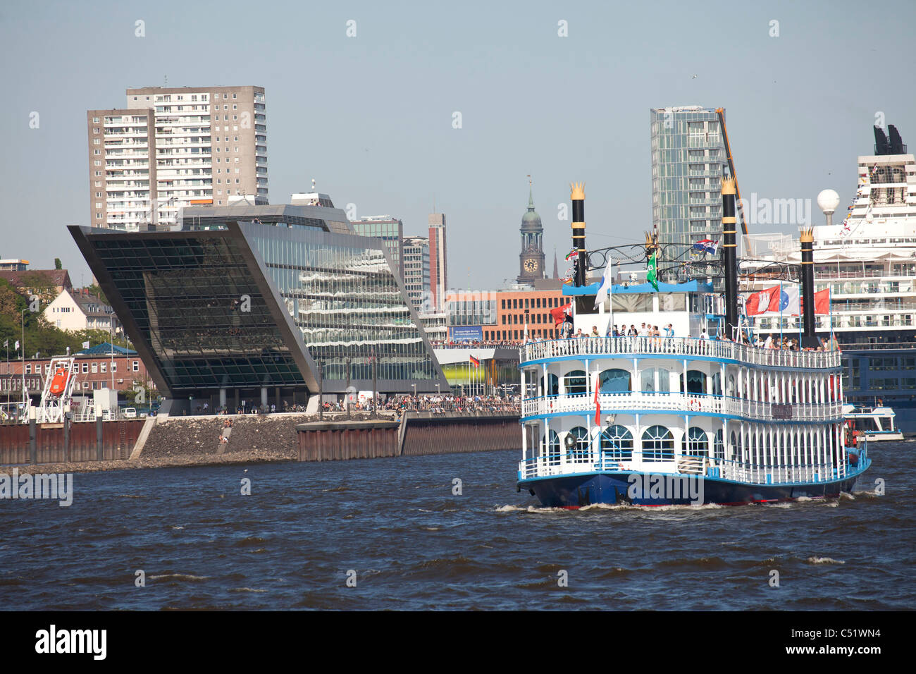 Paddle steamer, Departure parade of ships and sailing boats