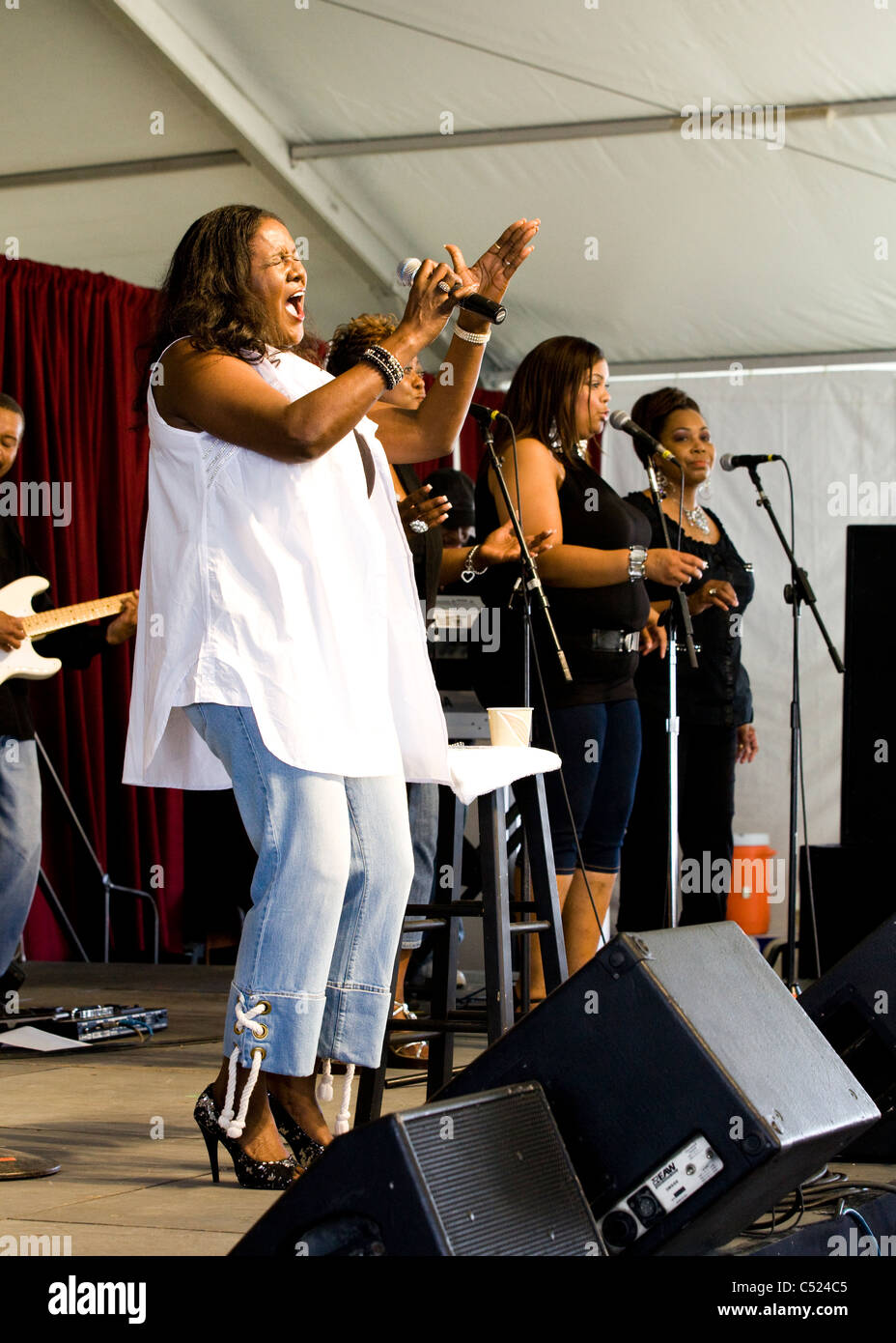 Female singer performing hi-res stock photography and images - Alamy