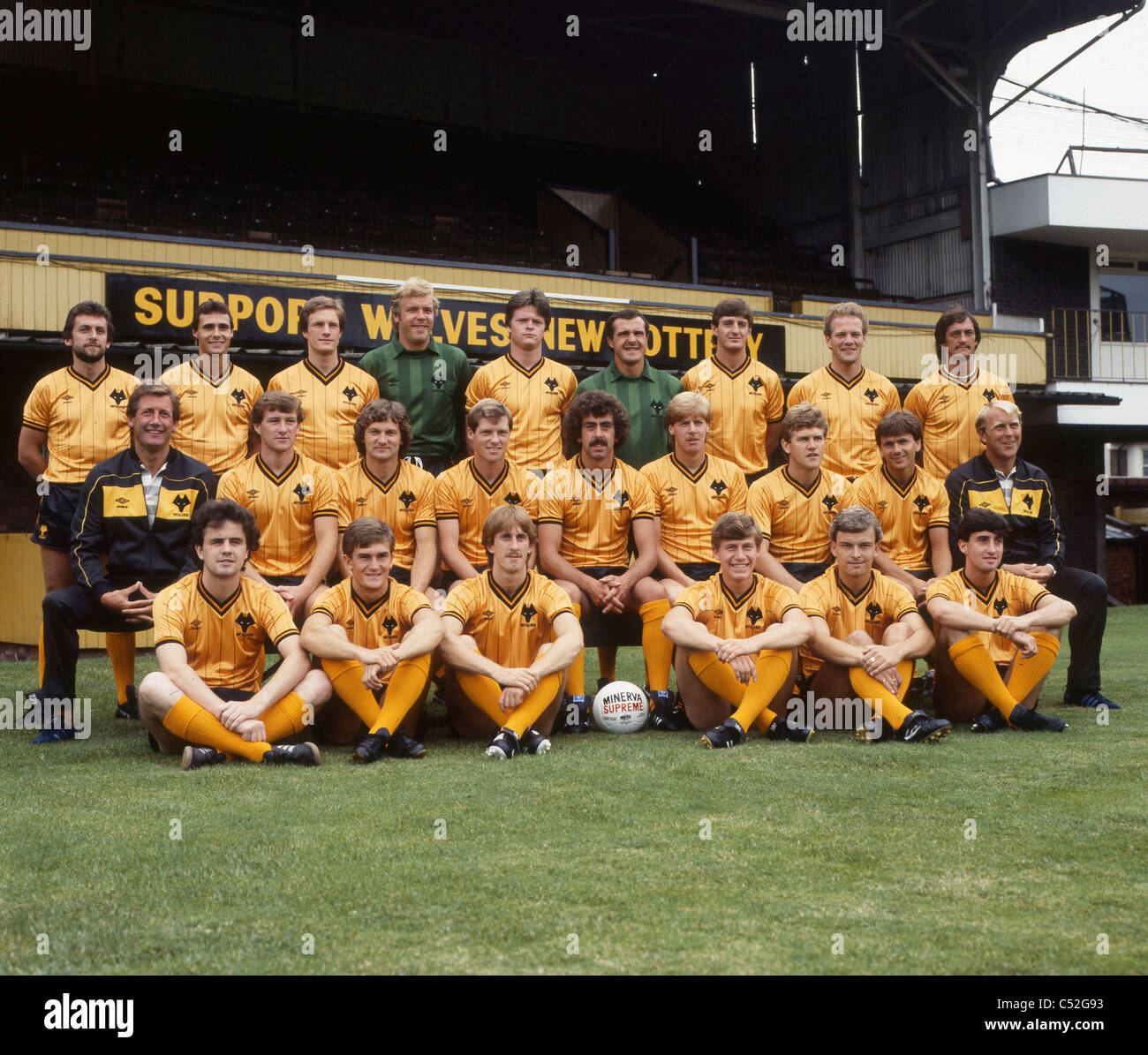 Wolverhampton Wanderers football team 1983 / 1984 season Wolves back row Peter Daniel, John Humphrey, Mel Eves, Paul Bradshaw, John Pender, John Burridge, Wayne Clarke, Andy Gray, Ken Hibbitt. Middle Jim Barron, Mick Matthews, Alan Dodd, Bob Coy, Geoff Palmer, Mick Hollifield, Gordon Smith, Tony Towner, Graham Hawkins. Front Hugh Atkinson, Paul Butler, Cartwright, Livingstone, Mike Bennett. 1983 Stock Photo