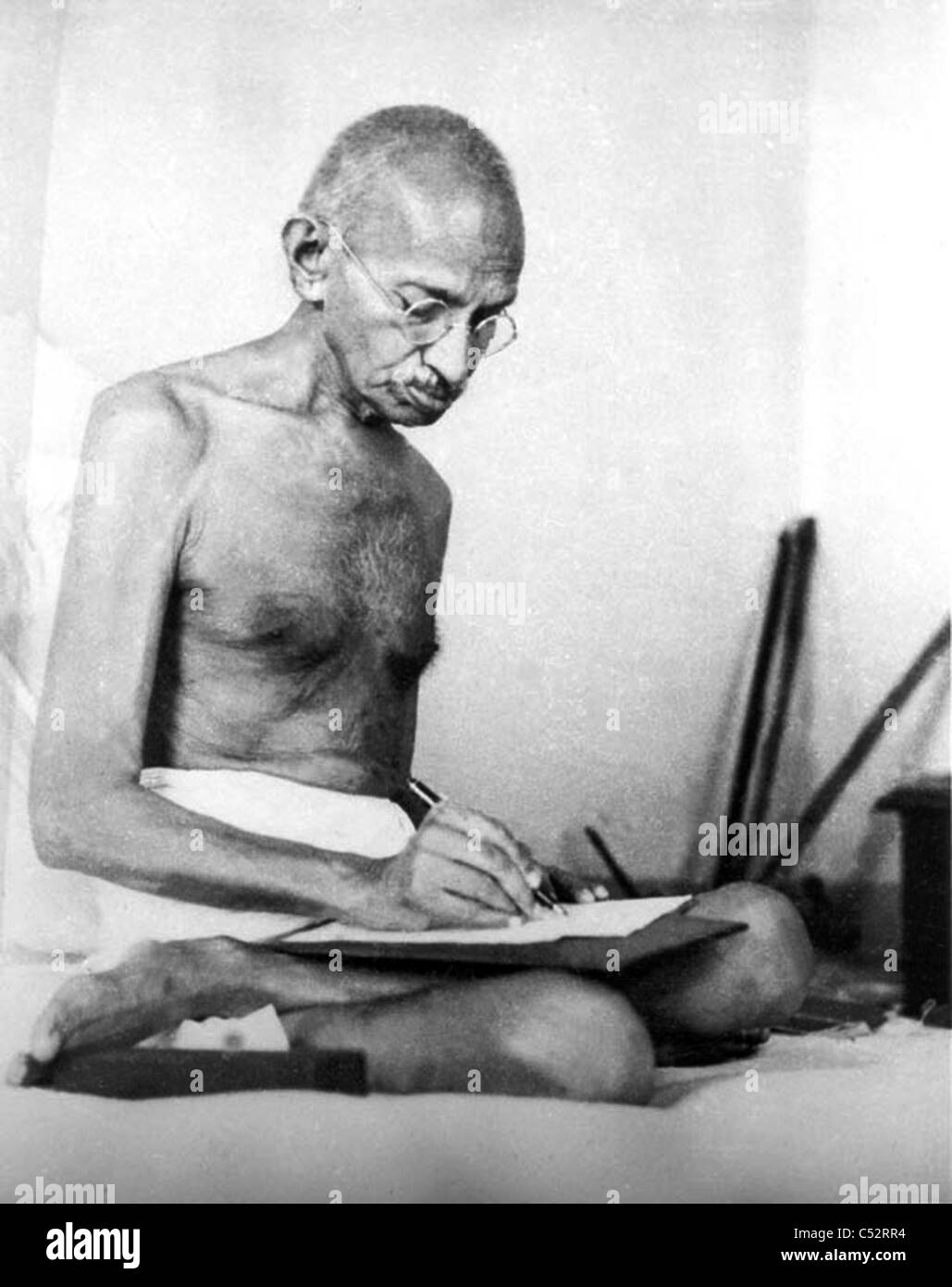 MOHENDRAS GANDHI (1869-1948) Indian political and ideological leader in August 1942 Stock Photo