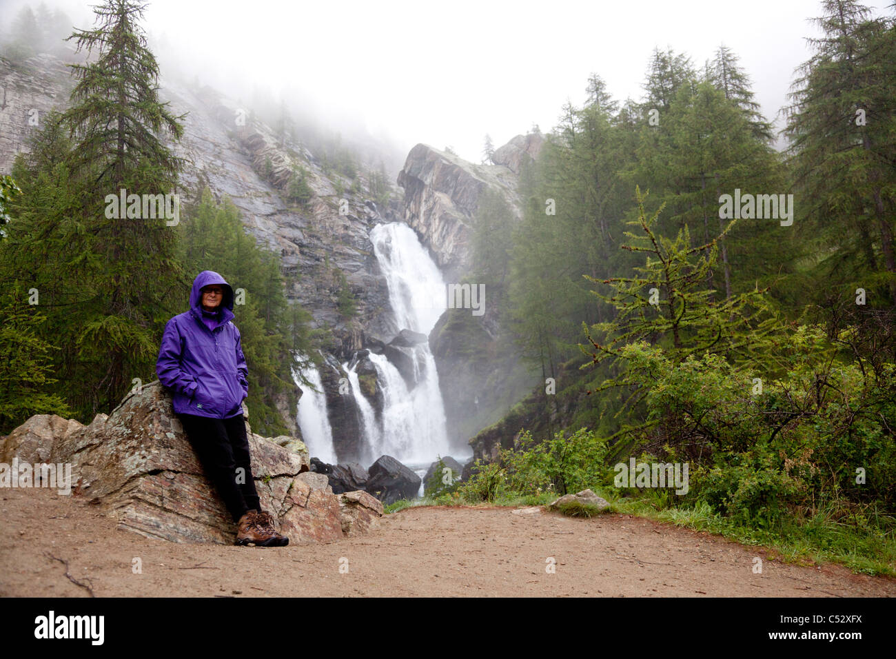 The Lillaz waterfall by a rainy day (Aosta valley - Italy). La cascade de Lillaz par temps pluvieux (Val d'Aoste - Italie). Stock Photo