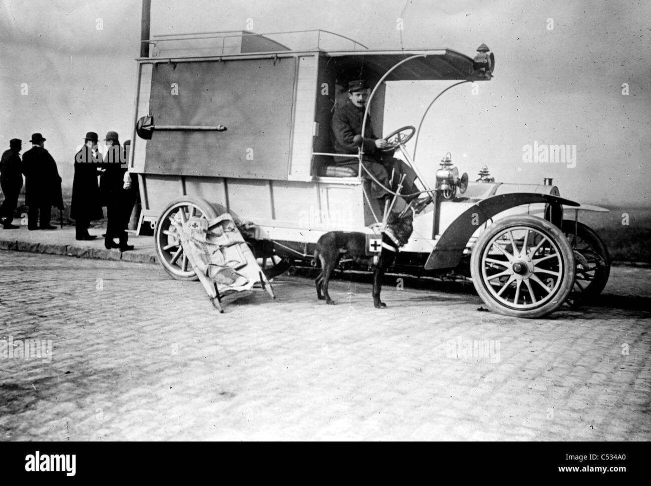 Red Cross dog and Dedietrich Auto, ambulance, Vincennes, Jan. 1908 Stock Photo