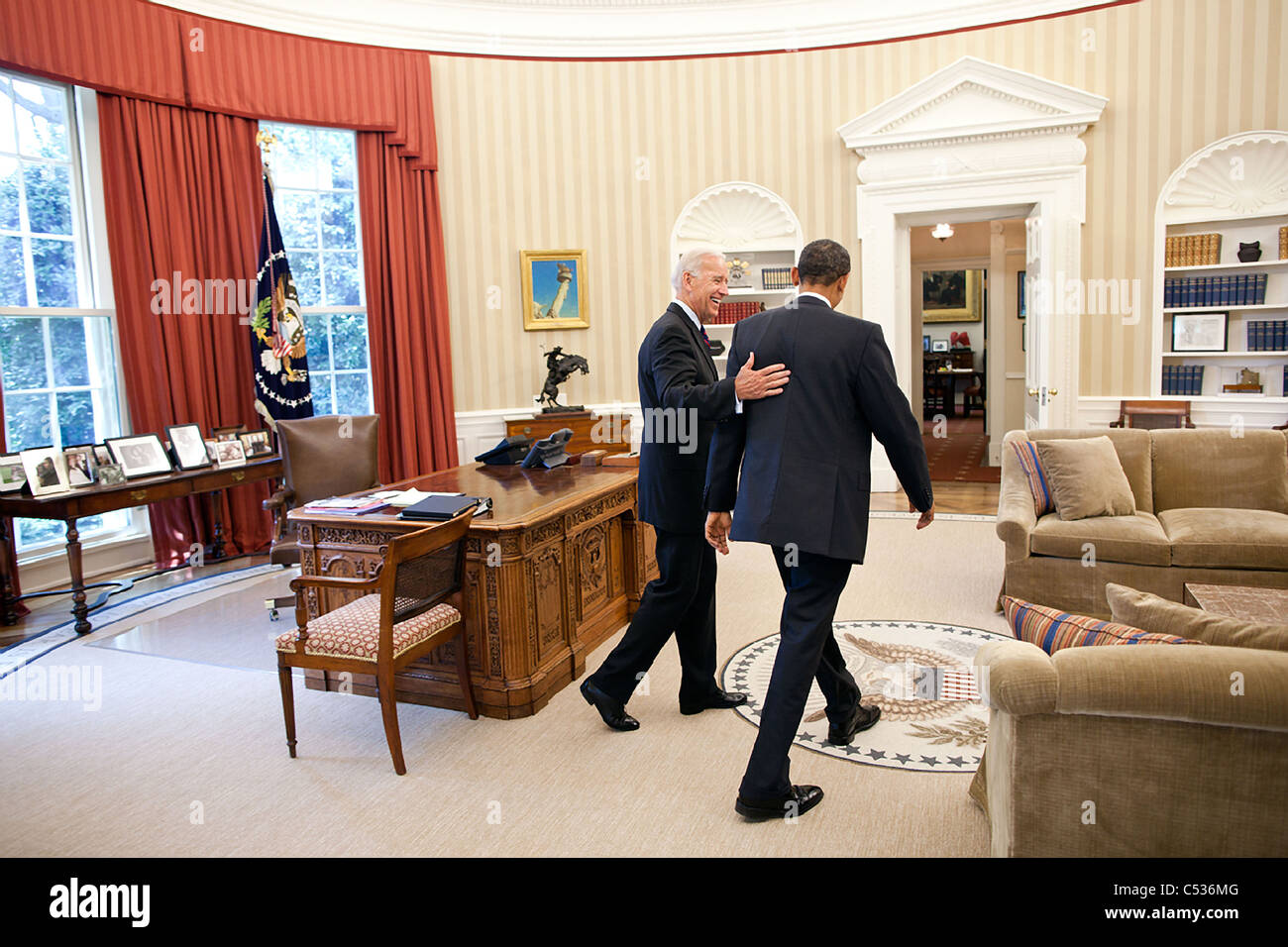 K3133 Barack Obama and Joe Biden UNSIGNED photo In the Oval Office 