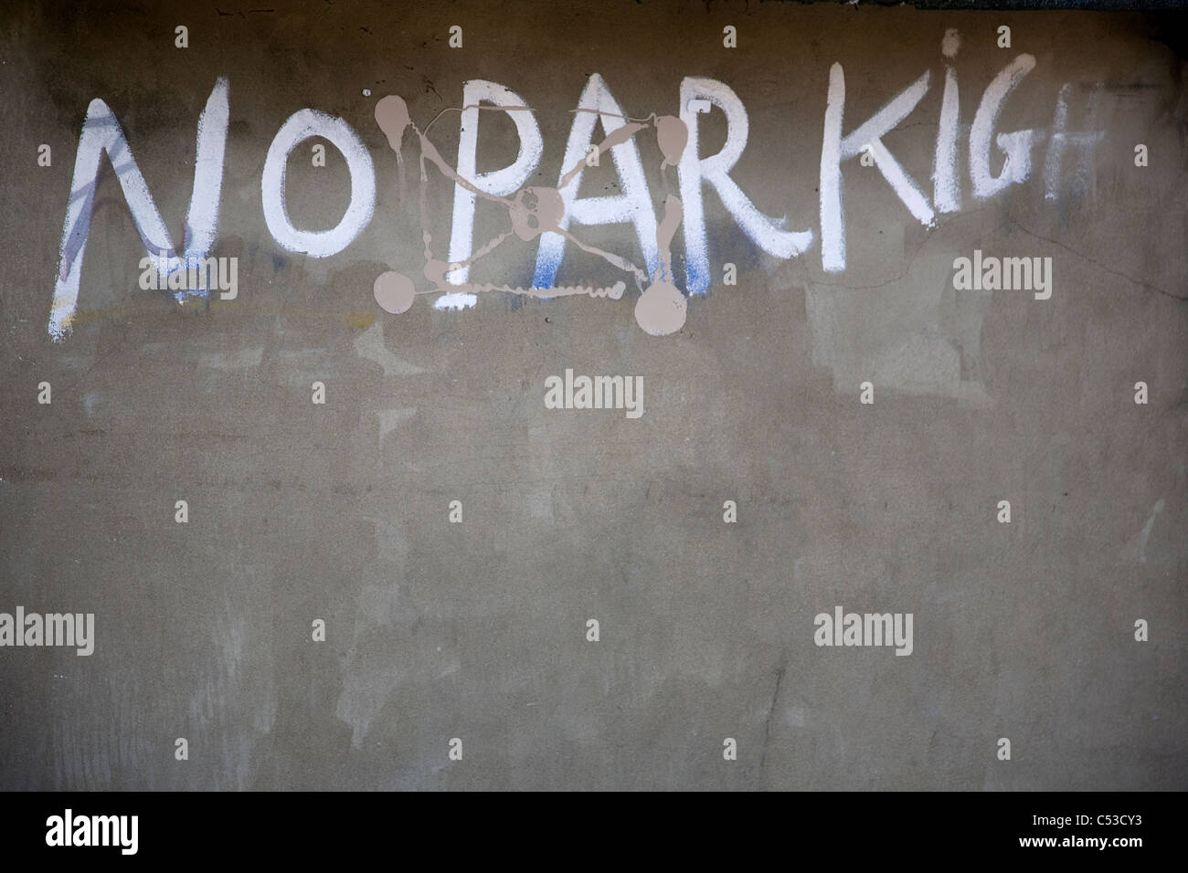 No Parking sign hand painted on wall - misspelled Stock Photo