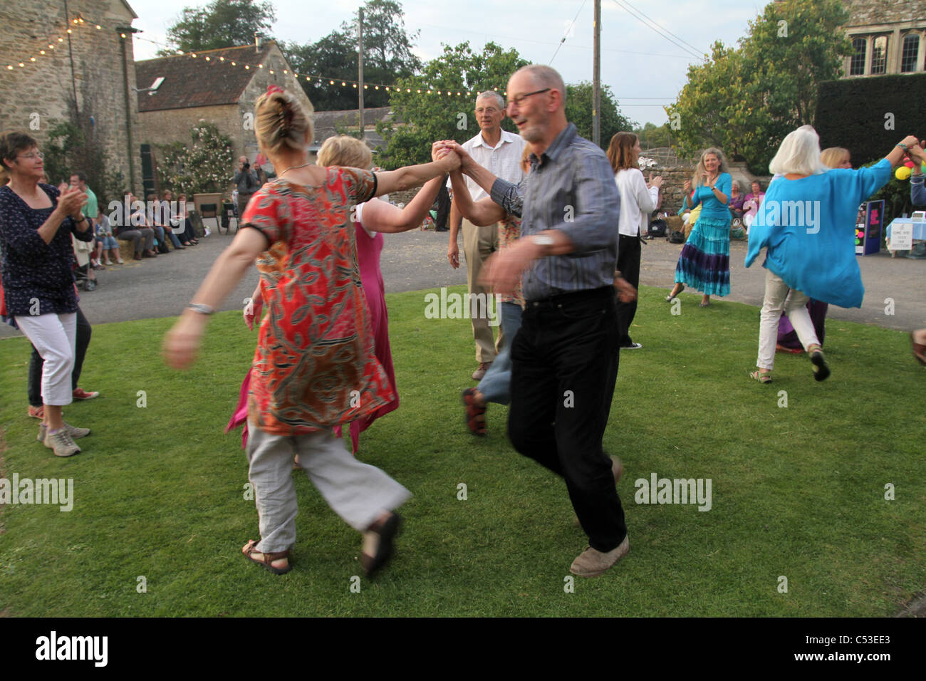 PEPLE DANCE TO TRADITIONAL ENGLISH FOLK MUSIC IN A CEILIDH AT FARM IN SOMERSET, ENGLAND, UK Stock Photo