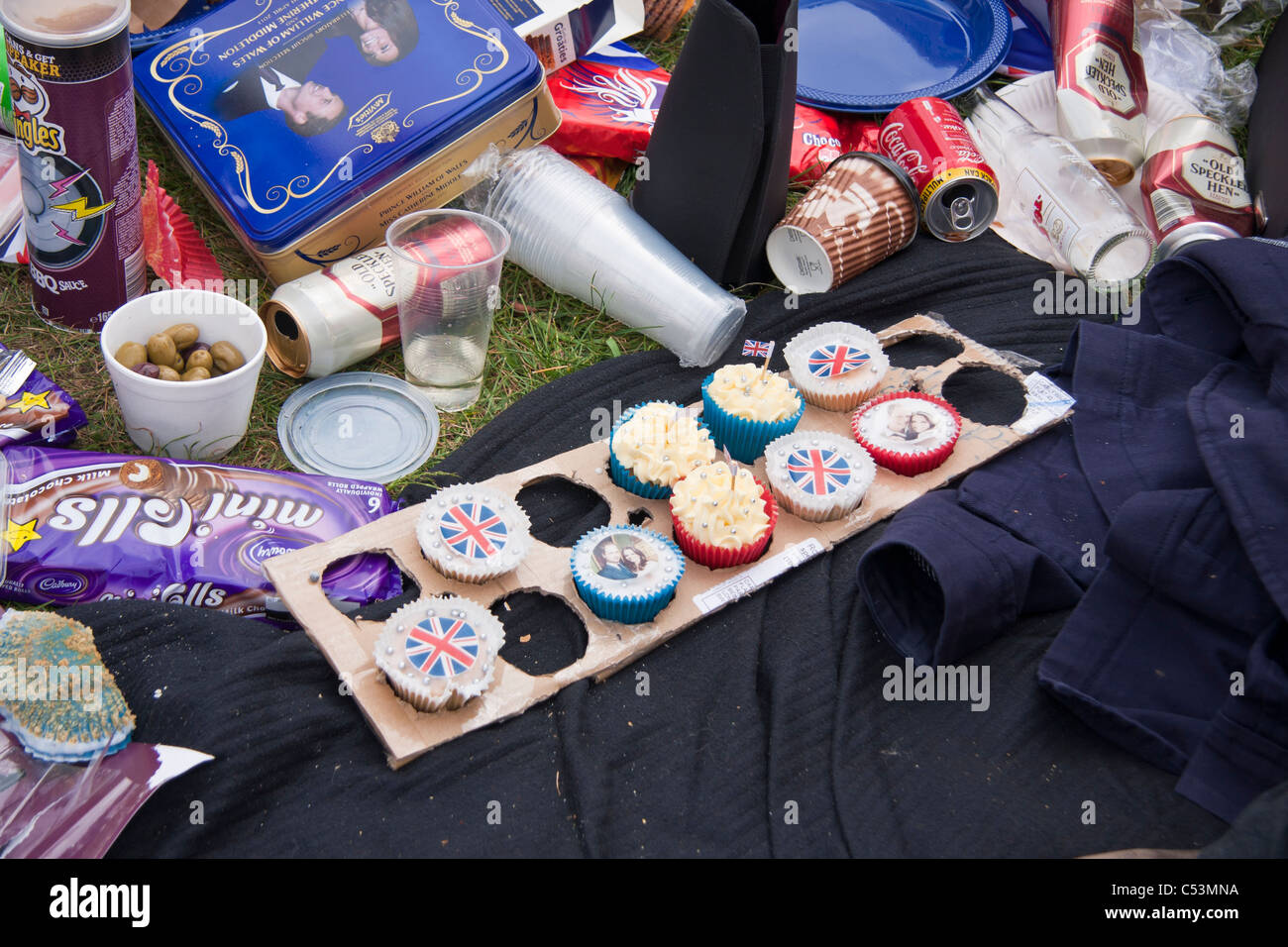 Picnic to celebrate the Royal Wedding in Hyde Park with Union Jack cupcakes Stock Photo