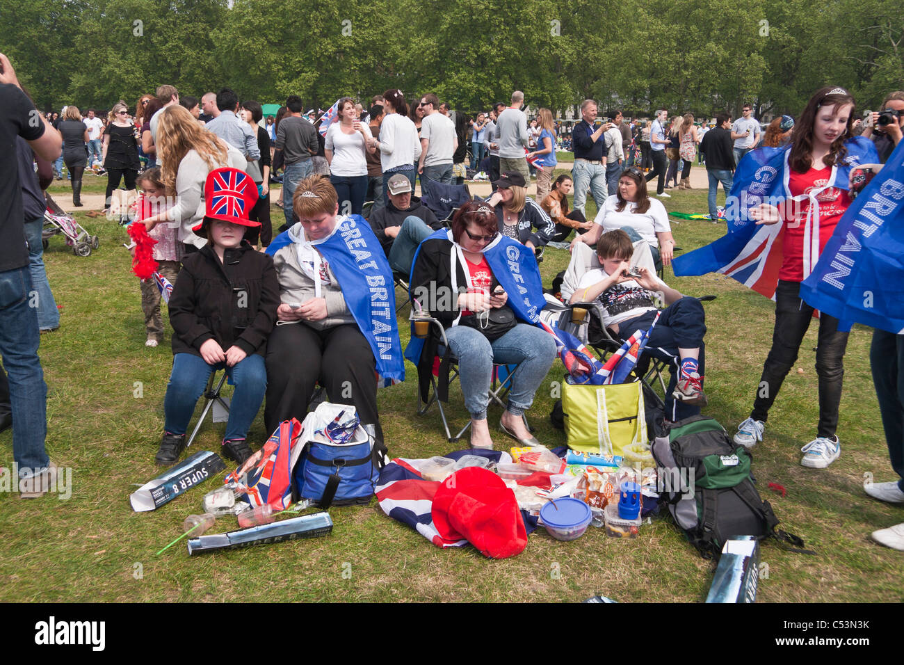 People tired after having celebrated the Royal Wedding in Hyde Park Stock Photo