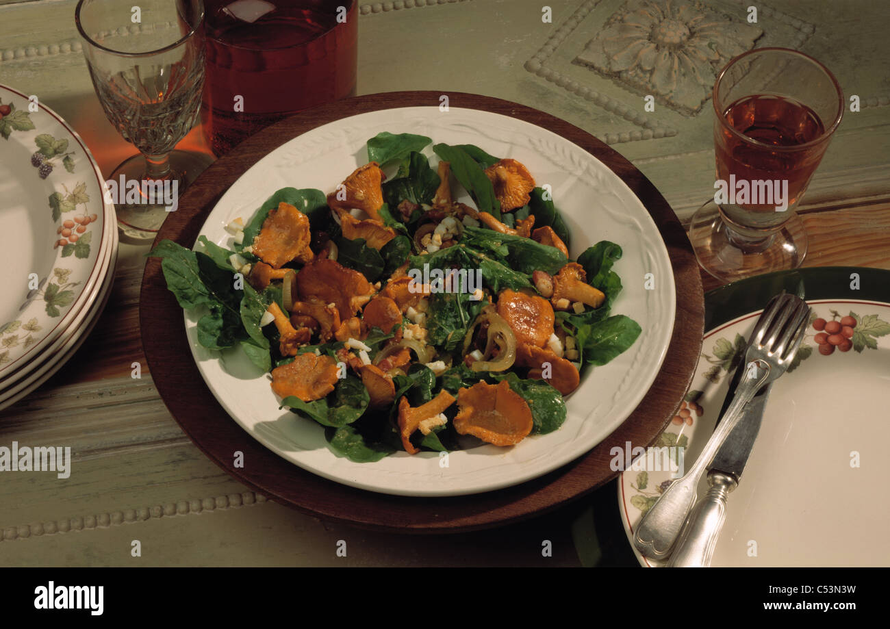 Rocket lettuce with chanterelles Stock Photo - Alamy