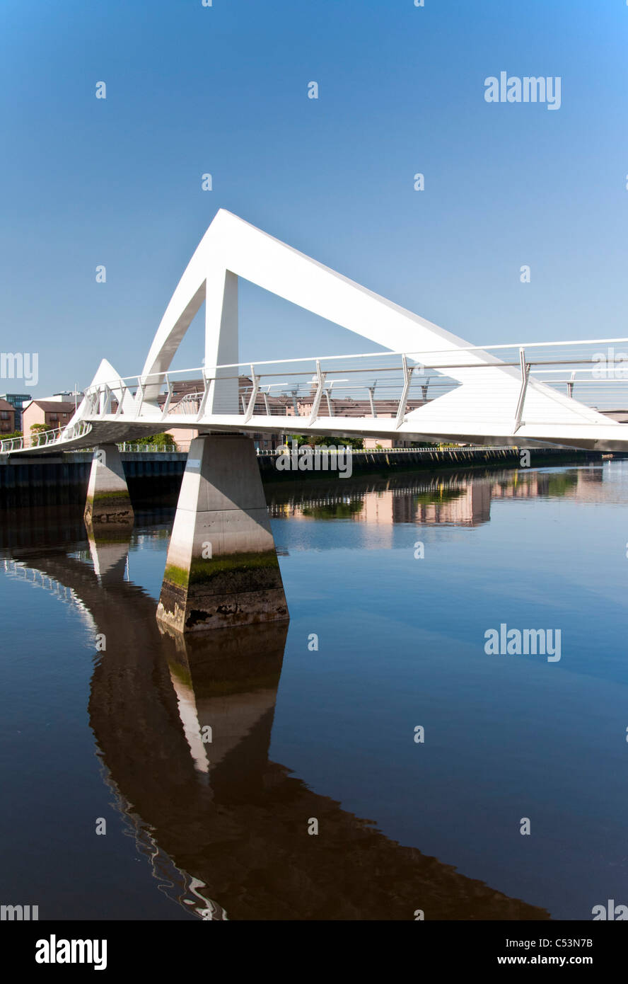 The Broomielaw-Tradeston bridge crossing the river Clyde, which opened on 14/5/09. Stock Photo