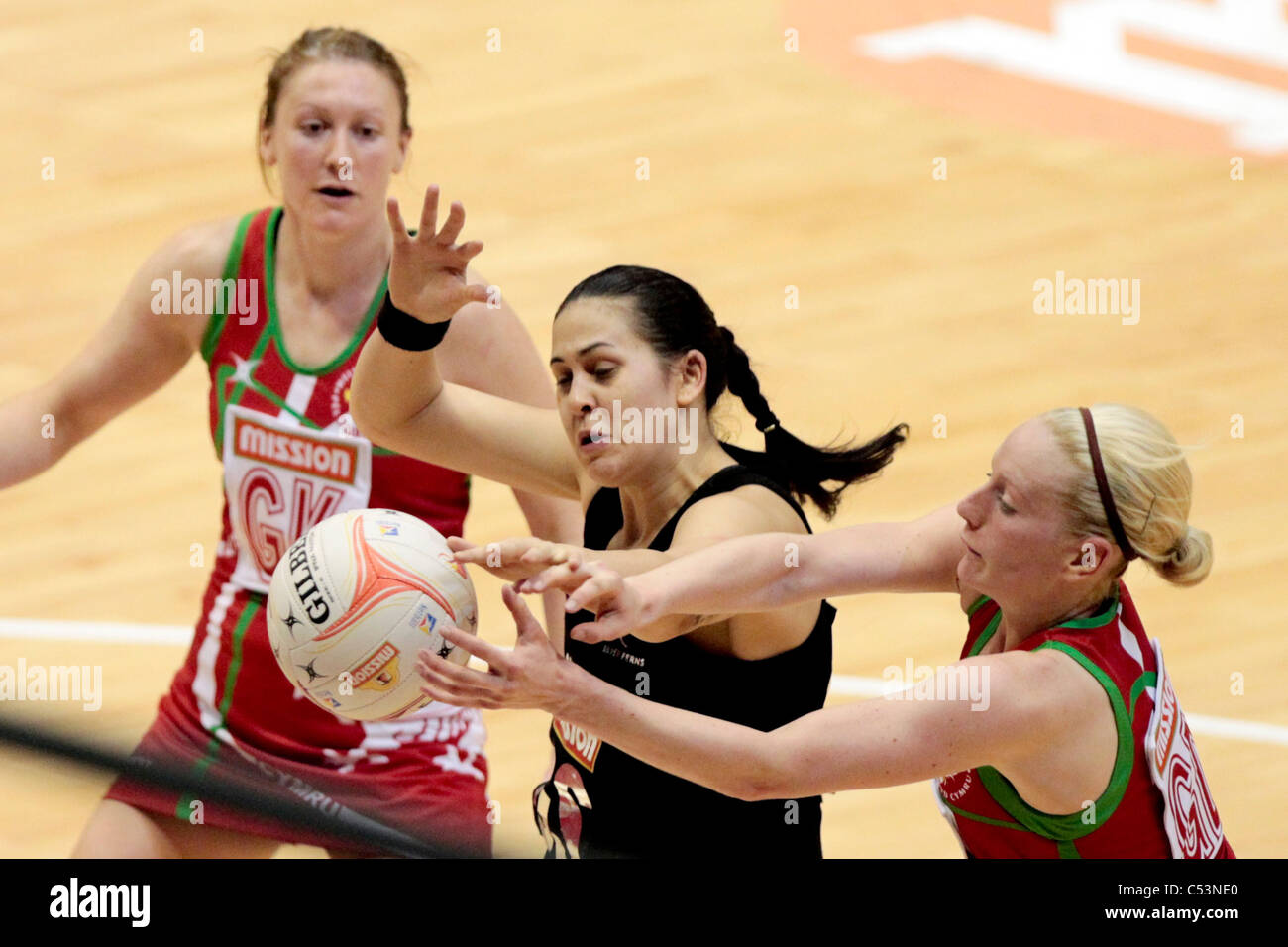 05.07.2011 Paula Griffin of New Zealand(black) battles with Stephanie Williams for the ball during the Pool B match between New Zealand and Wales, Mission Foods World Netball Championships 2011 from the Singapore Indoor Stadium in Singapore. Stock Photo