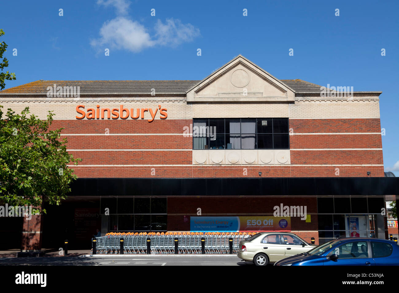 Supermarket exterior hi-res stock photography and images - Alamy