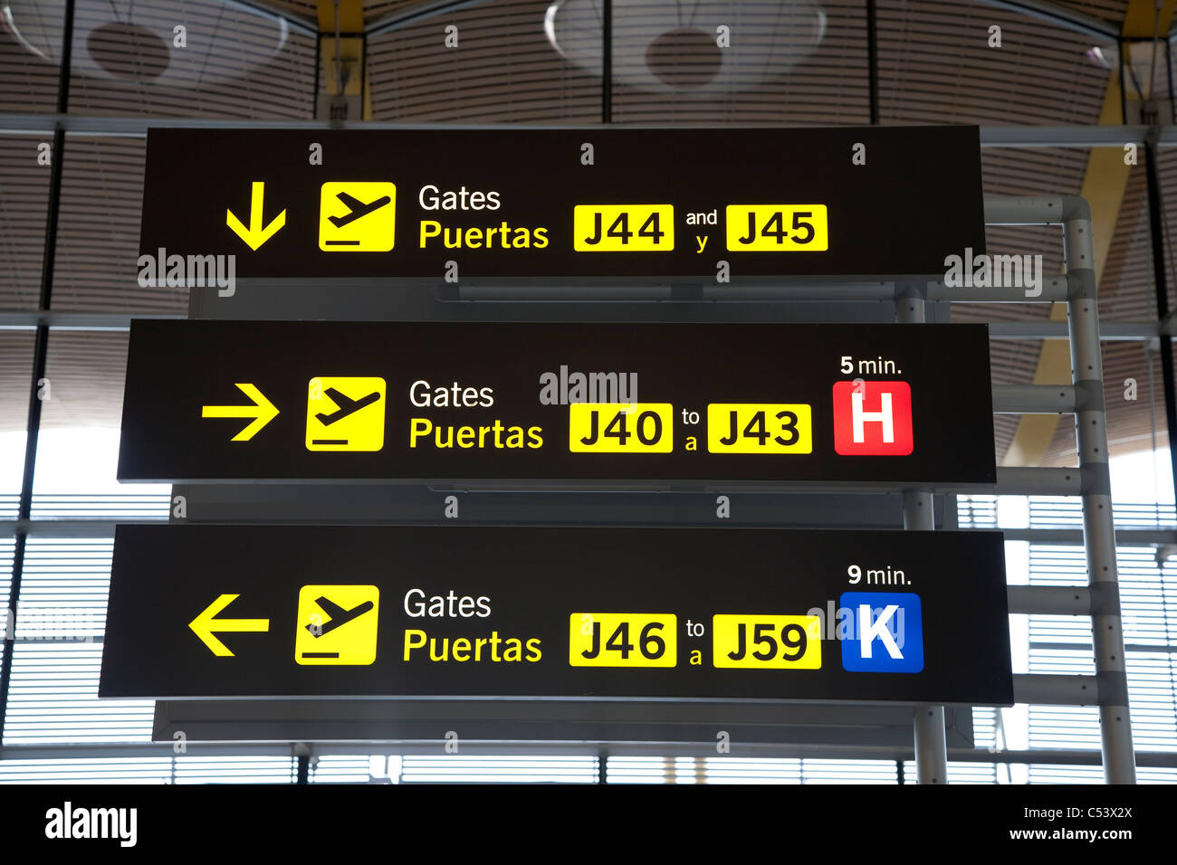 Spanish english airport sign hires stock photography and images Alamy