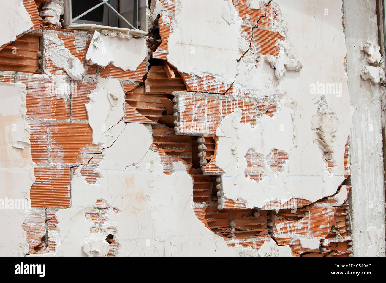 Earthquake damage building crack hi-res stock photography and images ...