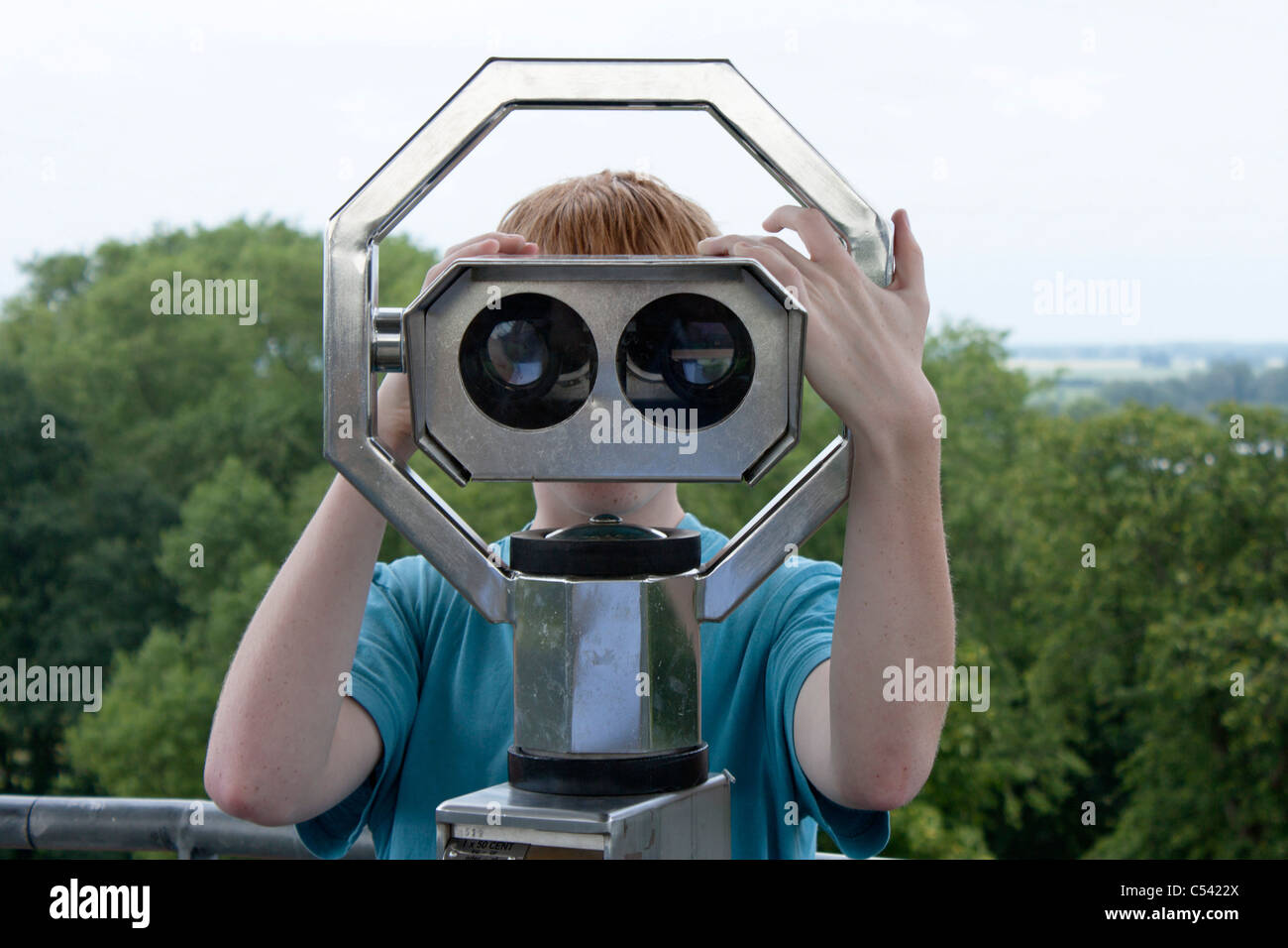 teenage boy looking through a telescope Stock Photo - Alamy