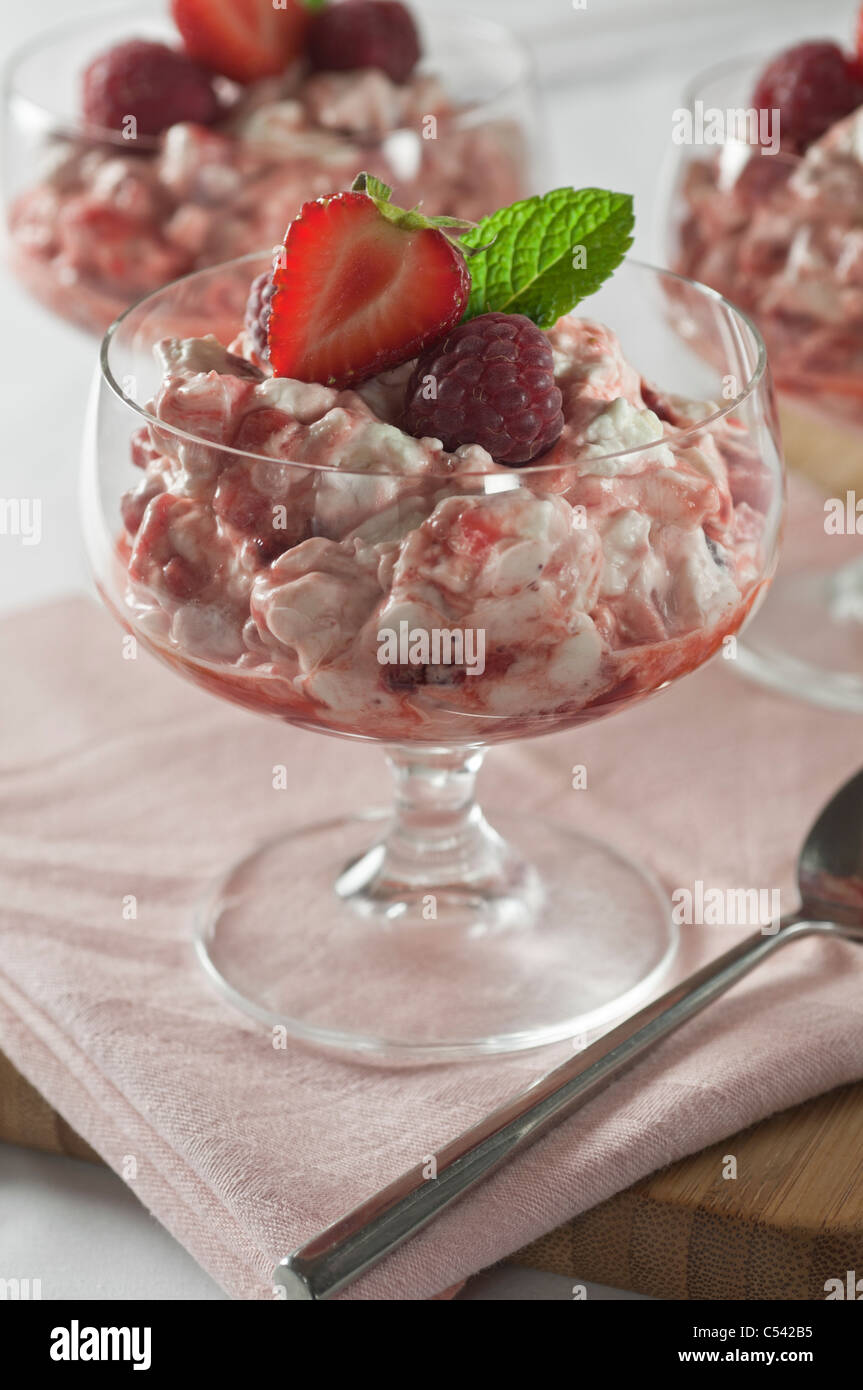 Eton Mess. Traditional English dessert Stock Photo Alamy