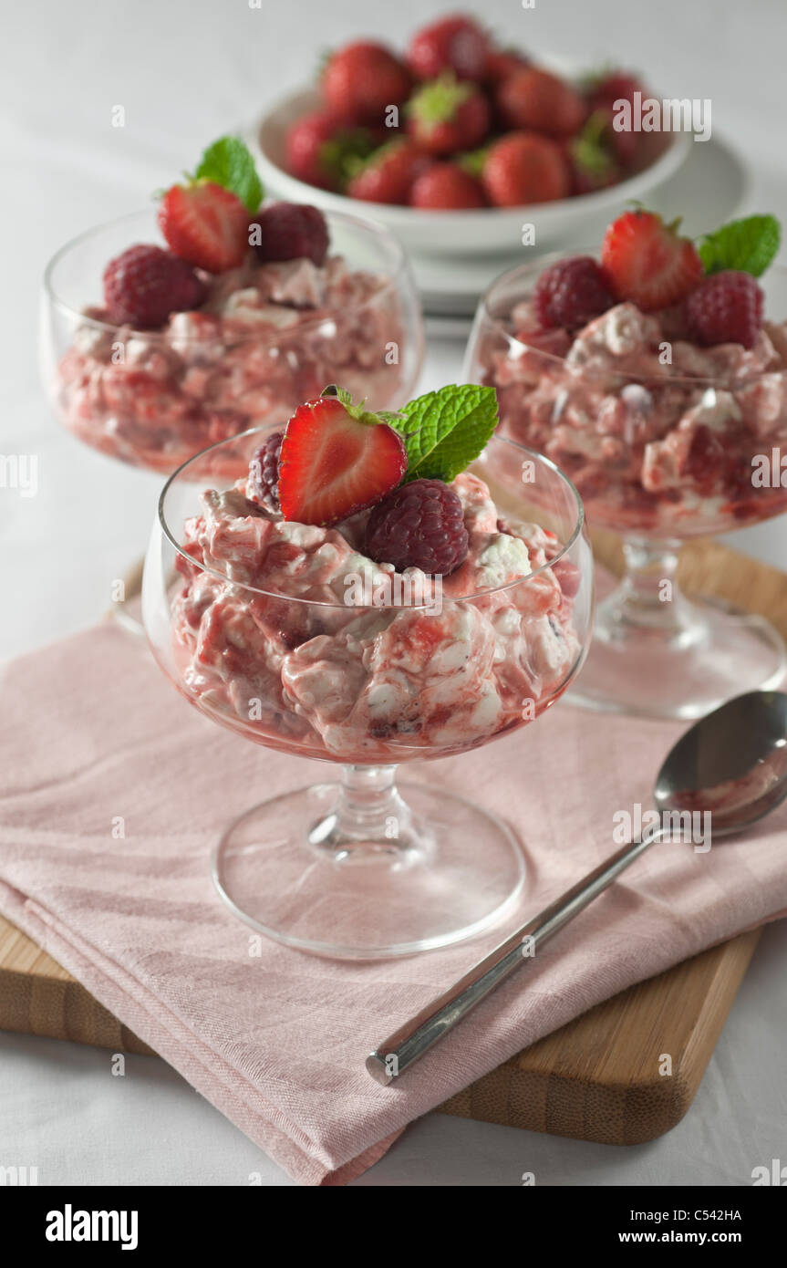 Eton Mess. Traditional English dessert Stock Photo Alamy